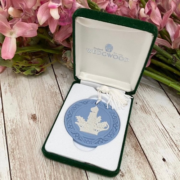 Vintage WEDGWOOD Blue JasperWare Christmas Candle Holly Boxed Christmas Ornament - Picture 1 of 10